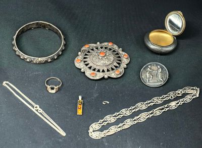 beaucoup d'objets en argent posés sur une table
