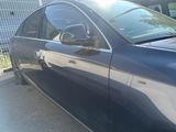 la photo d'une voiture bleue garée dans un parking
