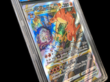 La carte Pokémon se trouve dans un étui en plastique transparent