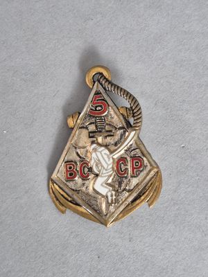une image représentant un insigne maçonnique doré et rouge