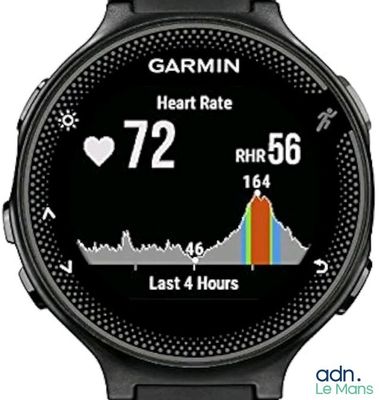 un gros plan d'une montre connectée équipée d'un capteur de fréquence cardiaque