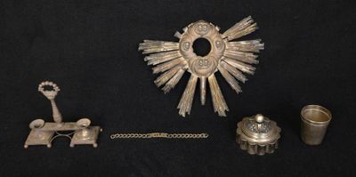 de nombreux objets en argent posés sur une table noire