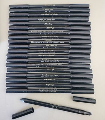 une pile de crayons noirs posée sur une table blanche