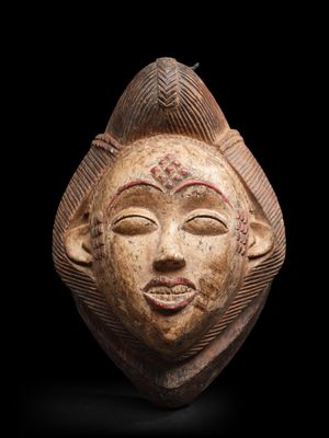 un gros plan d'un masque en argile sur fond noir