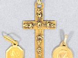 un gros plan sur une croix ornée d'une médaille et d'une pièce de monnaie