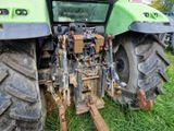 un tracteur garé dans l'herbe