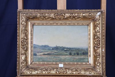 une peinture à l'huile représentant un paysage, posée sur un chevalet en bois, avec un fond bleu
