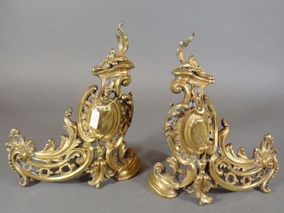 Chenets en bronze de style rocaille à décor d'écusson, coqui…