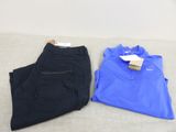 un pantalon bleu et noir posé sur un canapé
