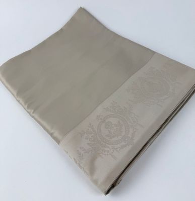 un gros plan d'un drap plié posé sur une surface blanche