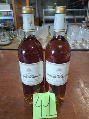 deux bouteilles de vin posées sur une table, avec une étiquette de prix