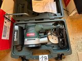 une boîte contenant des outils posée sur le sol