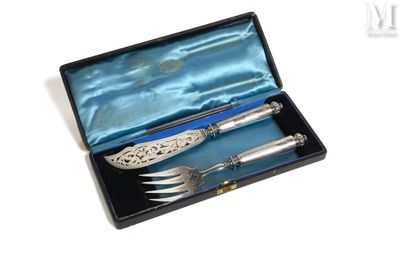 deux fourchettes et une cuillère dans une boîte posée sur une table