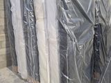 de nombreux matelas emballés et prêts à être expédiés