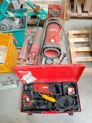 une boîte rouge contenant des outils, posée sur le sol
