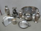 une table sur laquelle se trouvent de nombreux objets en argent