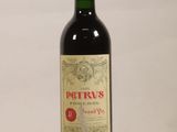 une bouteille de vin posée sur une table