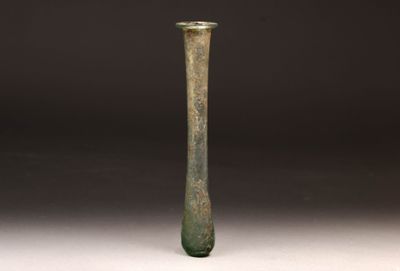 Unguentarium ou Lacrymatoire en verre soufflé bleuté et légè…