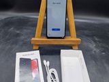 un support en bois sur lequel est posé un téléphone, à côté d'une boîte