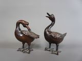 une paire de canards en bronze sur pied, placés l'un à côté de l'autre