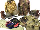 de nombreux objets militaires posés sur une surface blanche