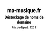une photo en noir et blanc d'une pancarte sur laquelle on peut lire « Mamusque – déstockage de noms de »