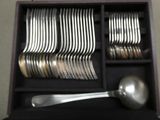 une boîte à couverts contenant une cuillère et un repose-cuillère