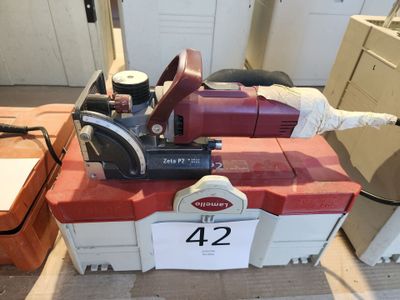 une machine posée sur une boîte