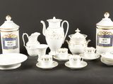 beaucoup de vaisselle et de tasses blanches sur la table