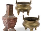 trois pots en bronze et un vase sur fond blanc