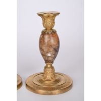 PAIRE DE BOUGEOIRS CHARLES X en bronze et spath fluor. (photo 2)