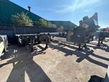 une photo d'un camion attelé à une remorque