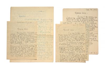 trois vieux papiers couverts d'écriture, empilés les uns sur les autres
