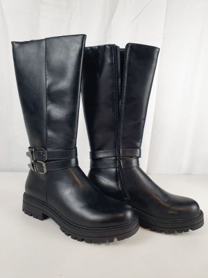 une paire de bottes en cuir noir avec des boucles de chaque côté