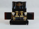 une machine à café noire et dorée sur laquelle sont posées deux tasses