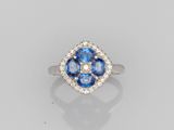 une bague à grappes de saphirs et de diamants