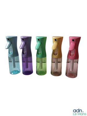 quatre bouteilles d'eau de couleurs différentes alignées les unes à côté des autres