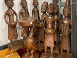 tout un tas de figurines en bois posées sur une table