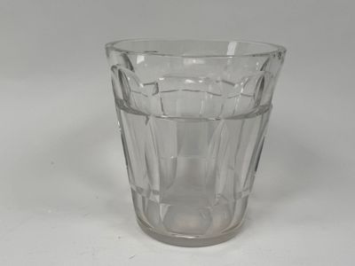 une tasse en verre posée sur une table