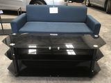 un canapé bleu et une table basse noire dans un showroom