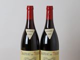 deux bouteilles de vin posées l'une à côté de l'autre sur une table en bois