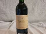 gros plan d'une bouteille de vin sur une table