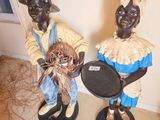 deux figurines placées l'une à côté de l'autre