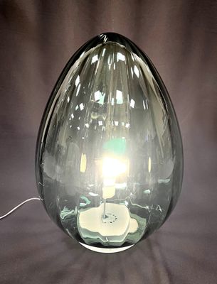 une lampe en verre posée sur une table