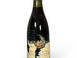 une bouteille de vin posée sur une table