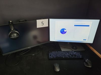 deux écrans d'ordinateur sur un bureau avec un clavier et une souris