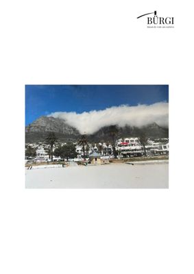 une photo d'une photo représentant une plage avec une montagne en arrière-plan