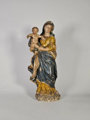l'image d'une statue représentant une femme tenant un enfant dans ses bras