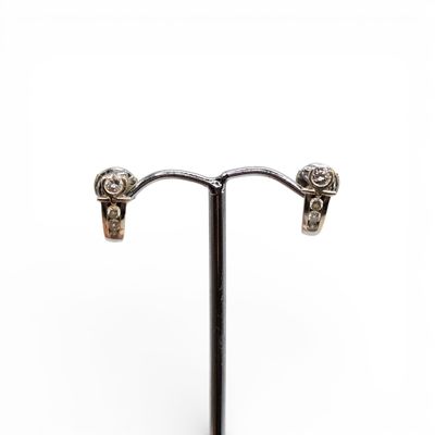 Boucles d'oreilles en or blanc (750 millièmes) serties de qu…