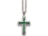 un gros plan d'un pendentif en forme de croix muni d'une chaîne, sur fond blanc